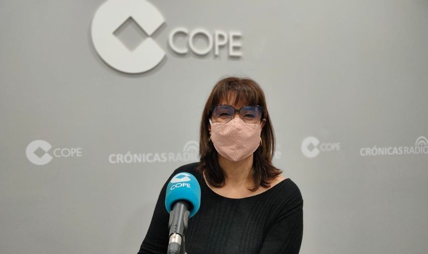 Leticia Padilla en el estudio de Crónicas Radio-COPE Lanzarote.