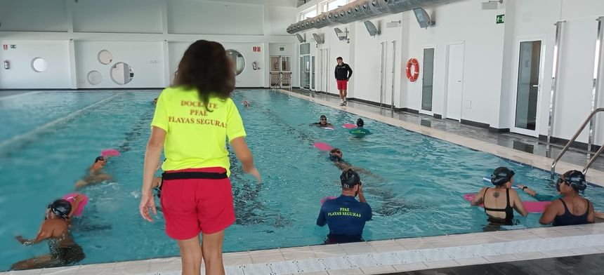 Imagen de los monitores que están trabajando ya en la piscina municipal de Tías.