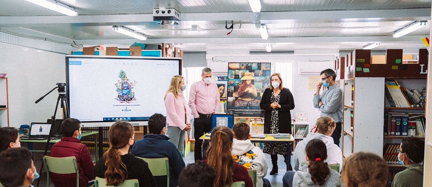 Astrid Pérez dirigiendose a los alumnos del taller etnográfico.
