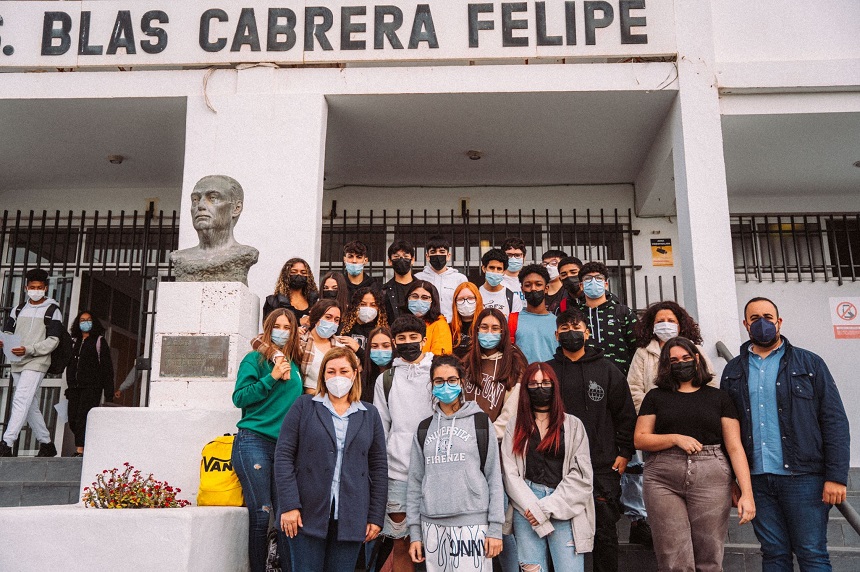 Astrid Pérez junto a los alumnos del Blas Cabrera Felipe.