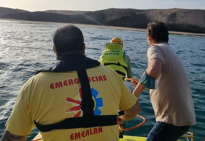Imagen del momento en el que sacan al delfín del mar
