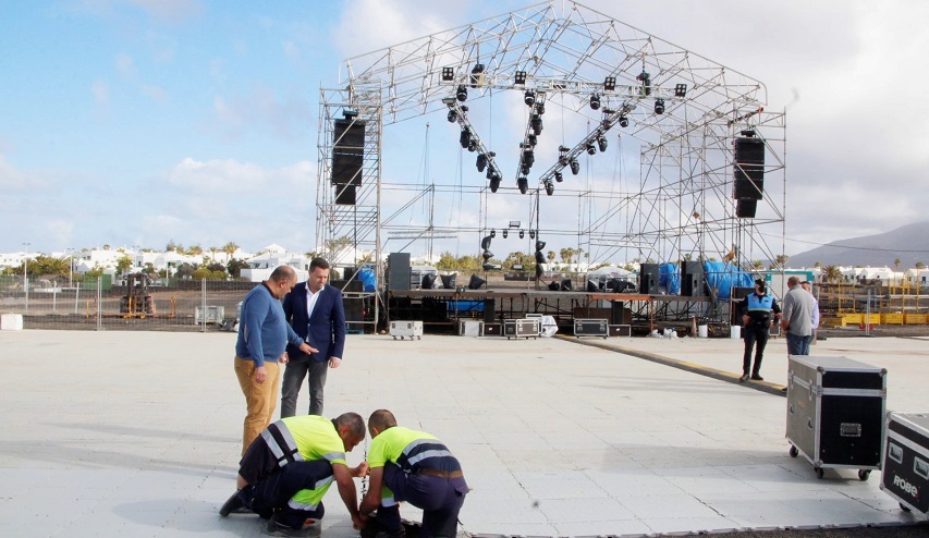 Oscar Noda y Javier Camacho junto a los operarios en la plaza donde se realizarán los actos del carnaval.