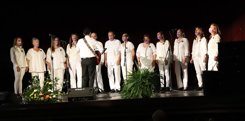 Actuación del coro El Cribo Canta durante la gala de la Asociación El Cribo.