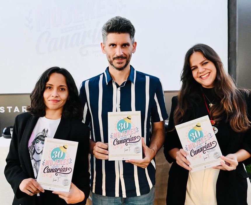 El autor y parte del equipo que le ayudó a dar a conocer su obra.