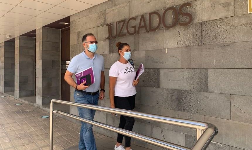Jorge Peñas y Myriam Barros en los juzgados de Arrecife.