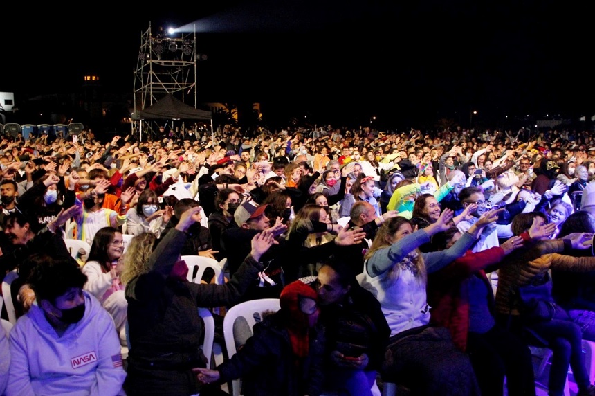 Público presenta en Playa Blanca disfrutando de la gala Drag.