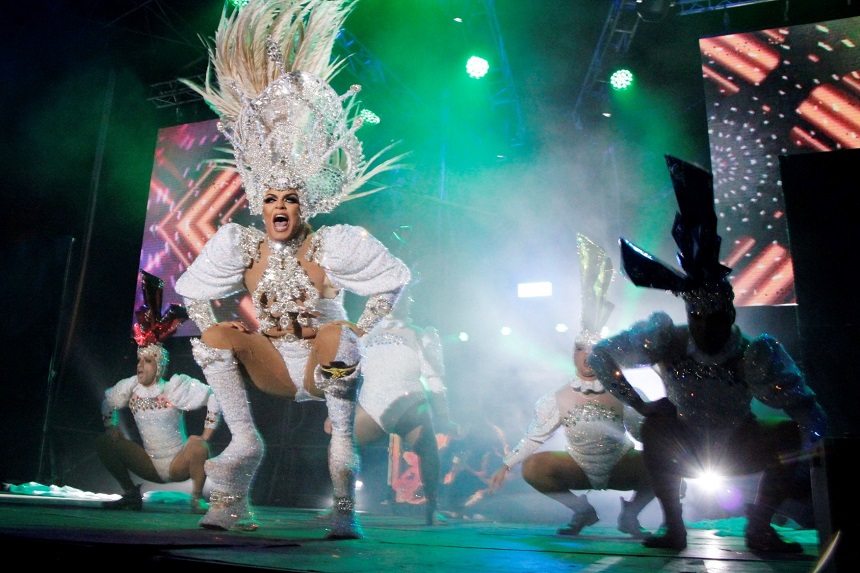 Actuación de uno de los participantes en la gala Drag del carnaval de Playa Blanca.