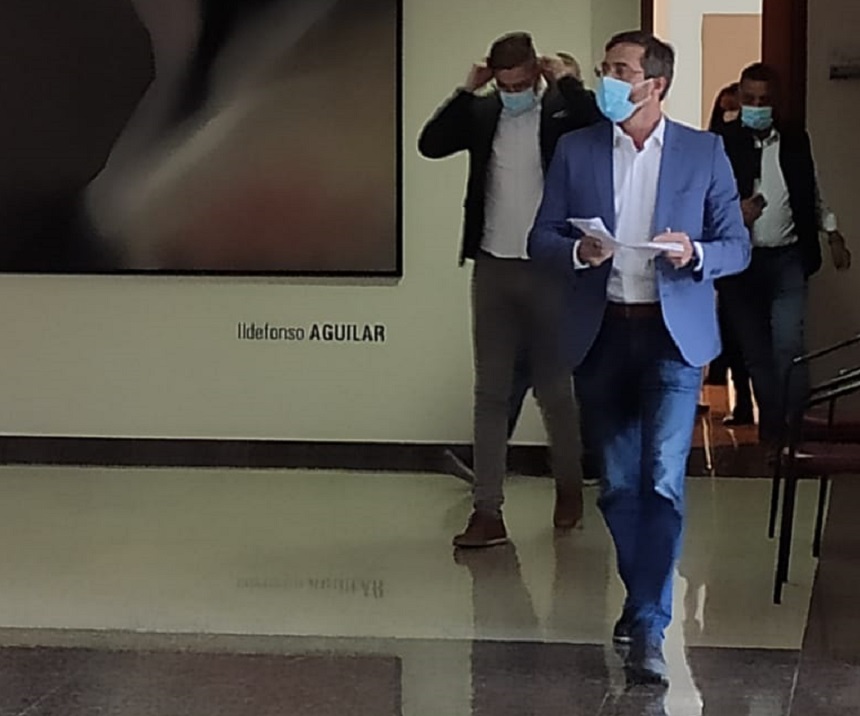Pedro San Ginés junto a su abogado, David Montes, acudiendo a la comparecencia de prensa en el Cabildo.