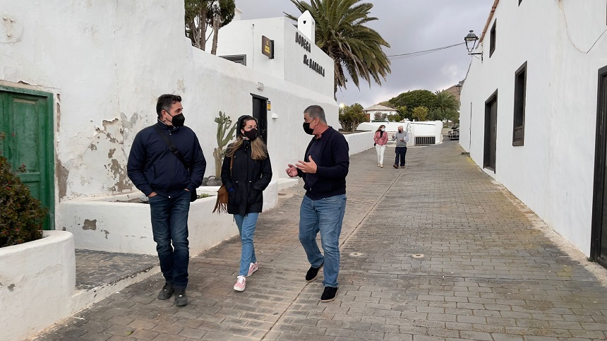 Verónica Meseguer en las calles de Teguise.