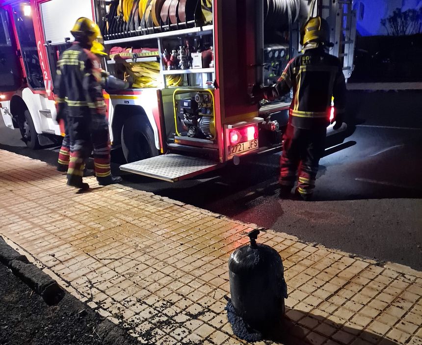 Actuación de los bomberos en la Avenida Islas Canarias de Costa Teguise.