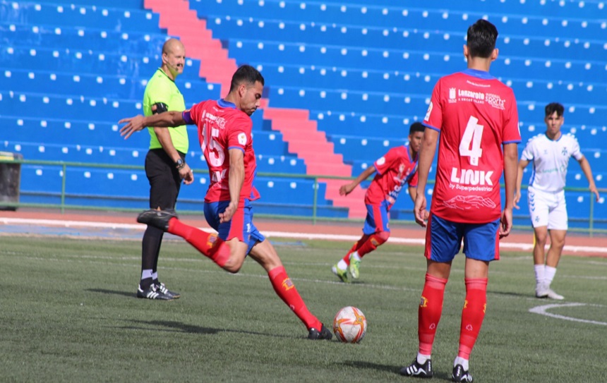 Jugador del UD Lanzarote realizando un desplazamiento de juego.