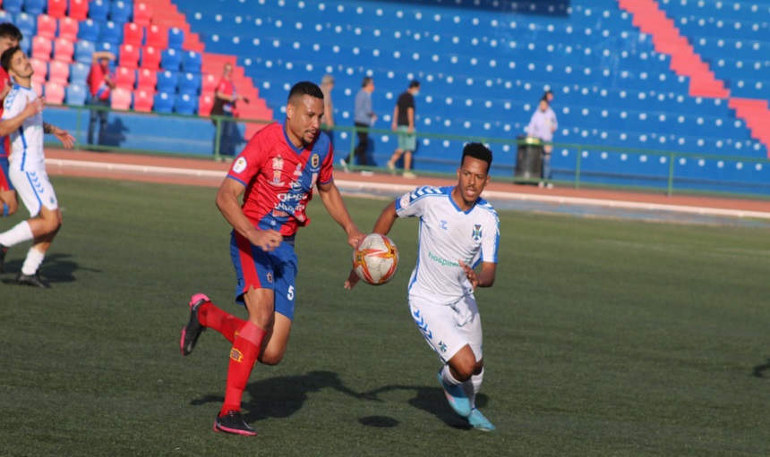 Jugadores del UD Lanzarote y el CD Tenerife en la disputa del balón durante el encuentro.