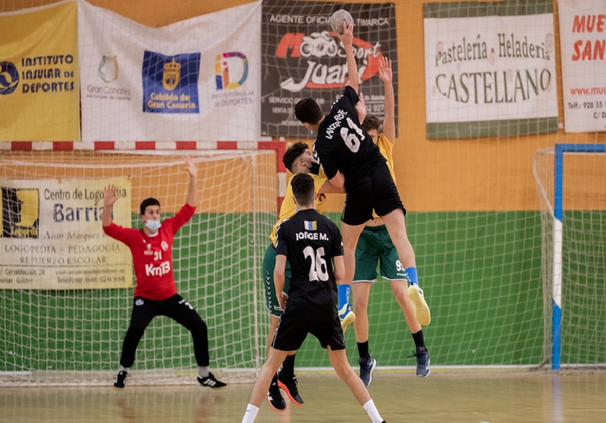 Jugador del San José Obrero realizando un lanzamiento durante el encuentro.