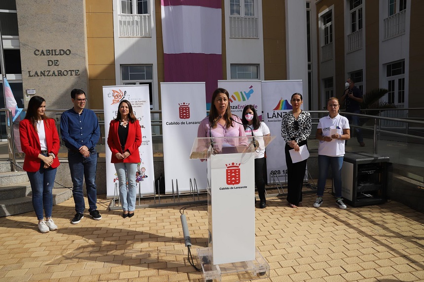 Myriam Barros dirigiendose a los asistentes al acto del Día Visibilidad Trans con los colectivos.