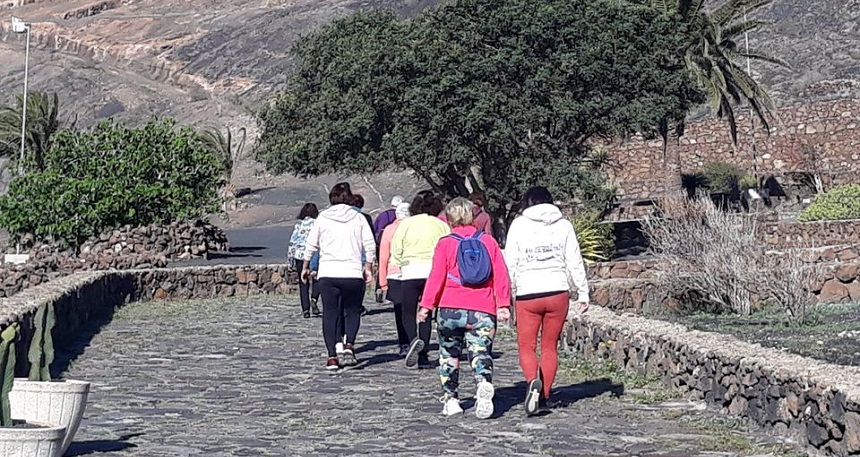 Grupo de vecinos participando en los paseos saludables en San Bartolomé.
