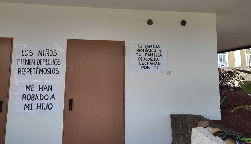 Carteles colocados en la zona donde Virgilio García esta realizando su huelga de hambre.
