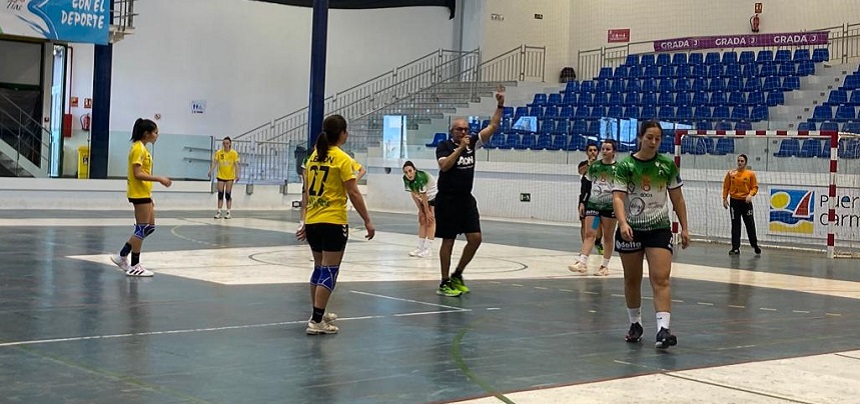 Jugadora del AMFM Moya Tilover abandona la cancha tras ser excluida.