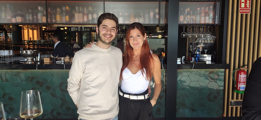 Fabián León y Miriam Pérez, ex concursantes de Master Chef, en el evento del restaurante Alarz.