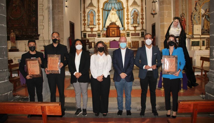 Representates de los grupos con concejales y párroco