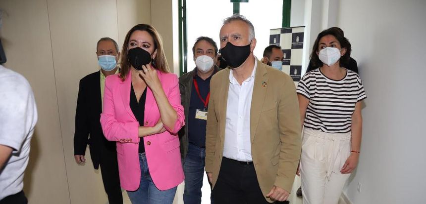 Sosa en un segundo plano acompañando este viernes a Corujo y a Torres