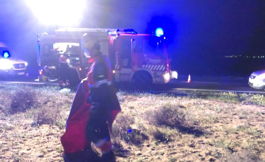 Los bomberos actuando el el accidente de Famara.