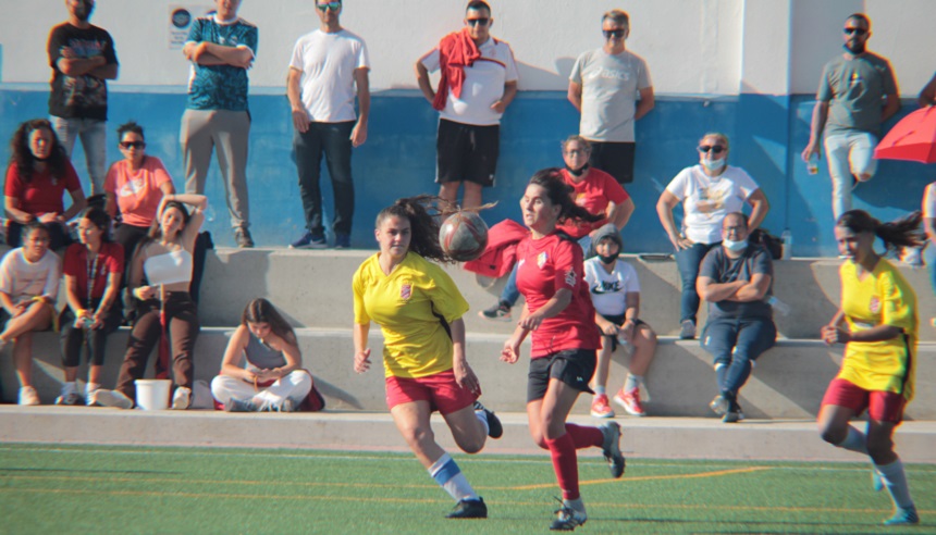 Jugadora del Orientación Marítima intentando controlar el balón ante la jugadora del FC Puerto del Carmen.