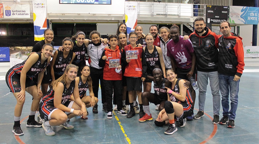 Jugadoras del Magec Tías "Contra la Violencia de Género" junto a los dos que han realizado las labores de "mopa" durante toda la temporada.