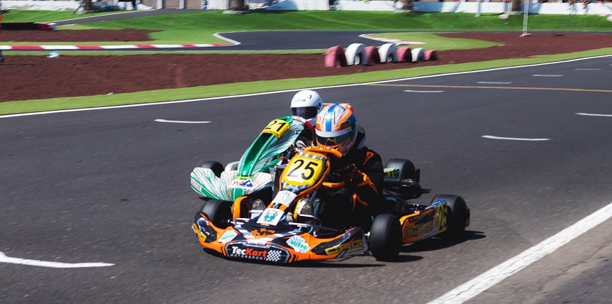 Piloto intentando realizar un adelantamiento durante una de las pruebas del Campeonato de Canarias.