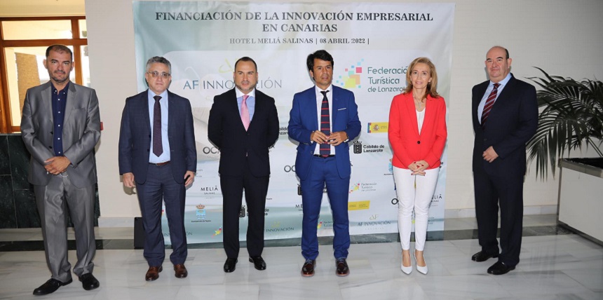 Marcos Bergaz junto a Antonio Callero y el resto de personalidades asistentes en la I Jornada de Innovación Empresarial.