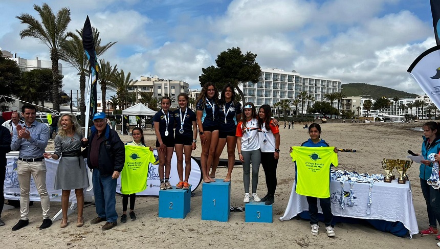 Representantes del equipo Los Marlines en el podio de una de las pruebas de la competición desarrollada en Ibiza.