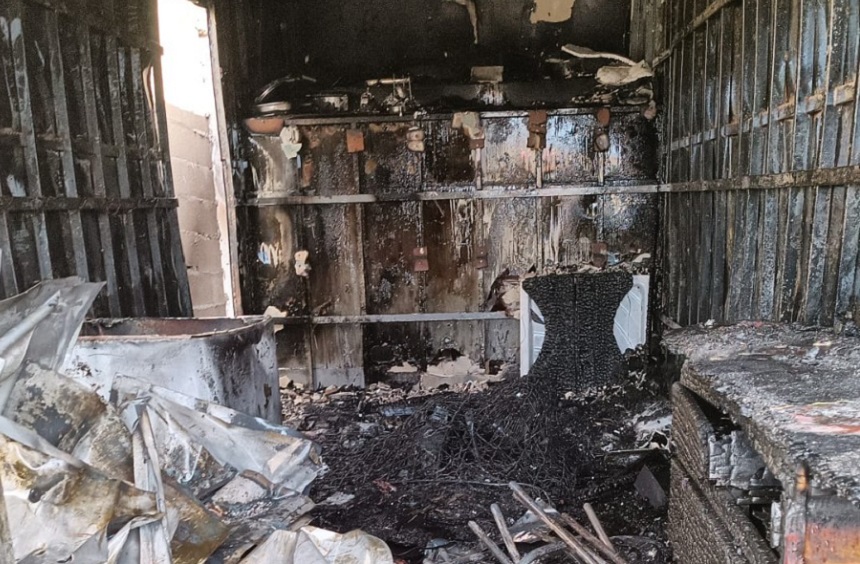 Imagen del estado final del contenedor de obra quemado tras la extinción del fuego por parte de los bomberos.