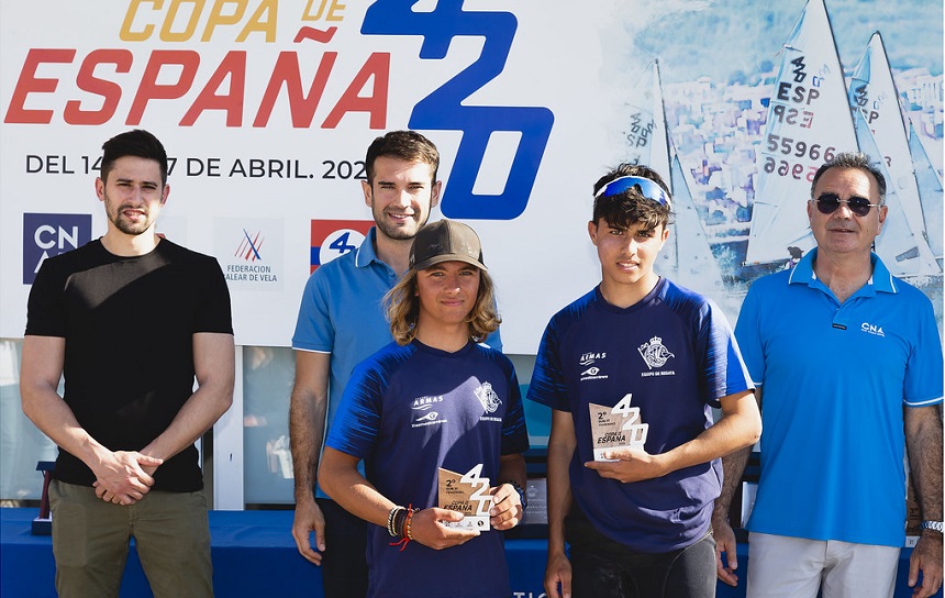 Miguel Ángel Morales y Alejandro Martín recibiendo sus trofeos.