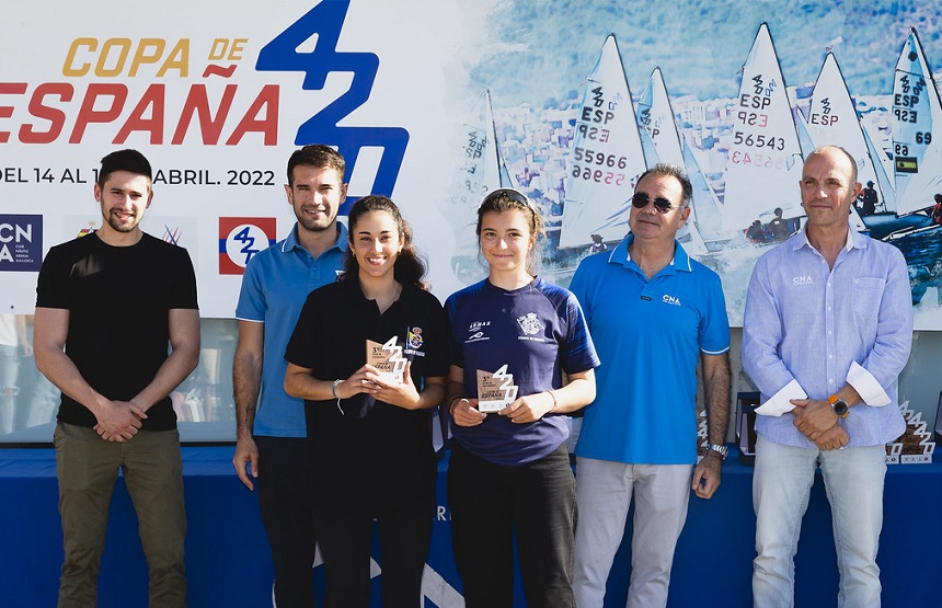Alejandra Pérez y Mar Betancort recibiendo sus trofeos tras cosechar un tercer puesto en la categoría sub 19 femenina.