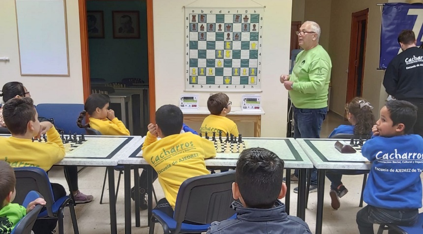 Niños en el Centro Insular de Lanzarote participando en la escuela de Ajedrez.