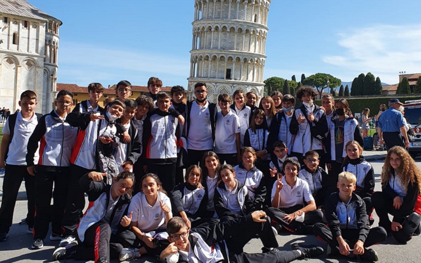 Niños del Magec Tías junto a la Torre de Pisa.