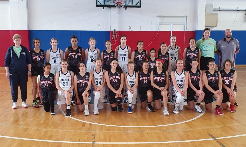 Equipo femenino del Magec Tías junto a unos de los conjuntos a los que se enfrentó en su desplazamiento al extranjero.