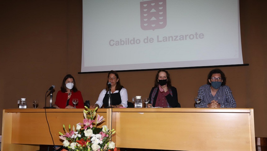 Isabel Martín y Myriam Barros junto a Alejandra Perdomo y Félix Delgado.