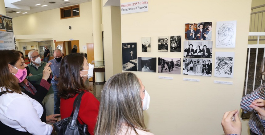 Asistentes al acto de inauguración de la exposición “Leandro Perdomo Spínola. Crónica de una vida” observando fotografías de la etapa en Bruselas.