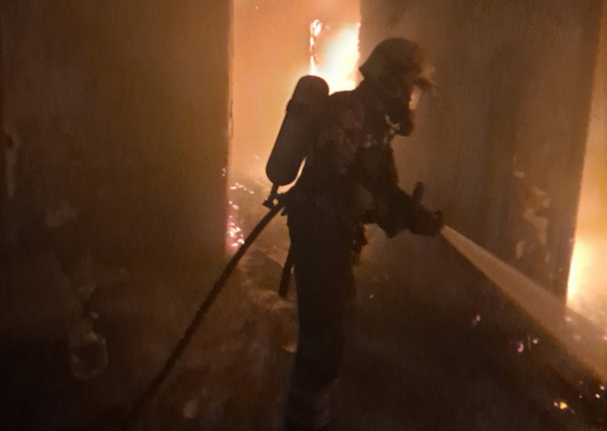 Bombero del Consorcio de Seguridad y Emergencias del Cabildo extinguiendo el fuego dentro de la vivienda abandonada.