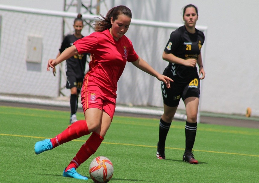 Imagen de una jugadora del FC Puerto del Carmen intentando desplazar el esférico en uno de los encuentros del equipo.