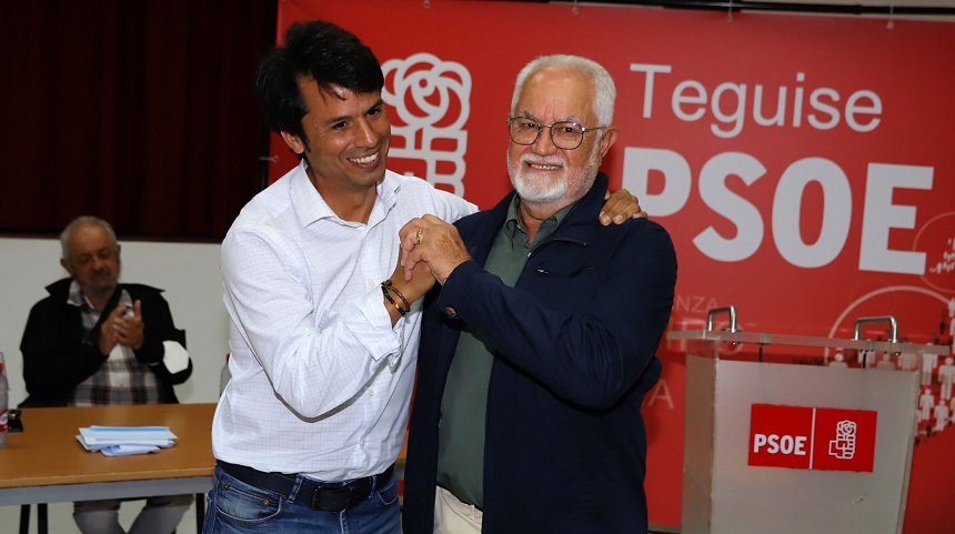 Marcos Bergaz con el presidente del partido, el ex alcalde de San Bartolomé Marcial Martín.