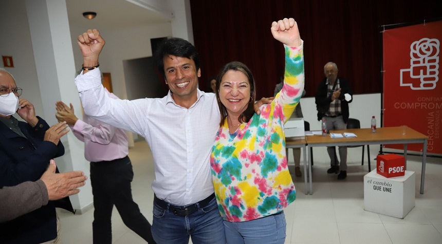 Bergaz celebrando el triunfo con su compañera Isabel Martín, consejera de Bienestar Social del Cabildo de Lanzarote.