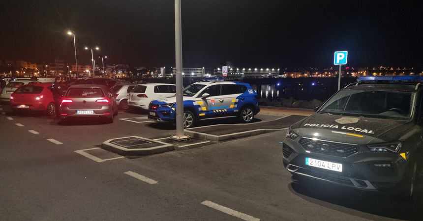 Actuación de los agentes de la Policía Local de Arrecife en Marina Lanzarote