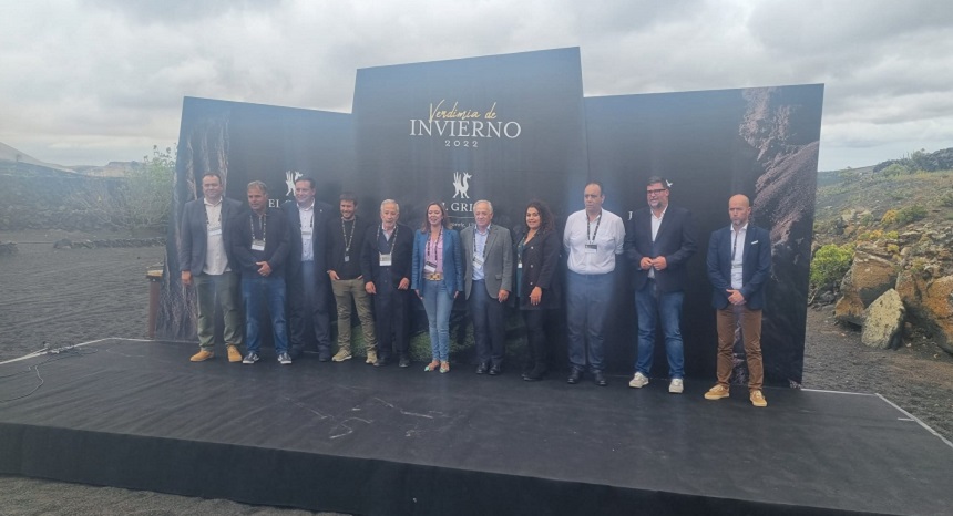 María Dolores Corujo, Isidro Pérez y Raúl de León junto a las diferentes personalidades en la presentación de la vendimia de invierno de la bodega El Grifo.