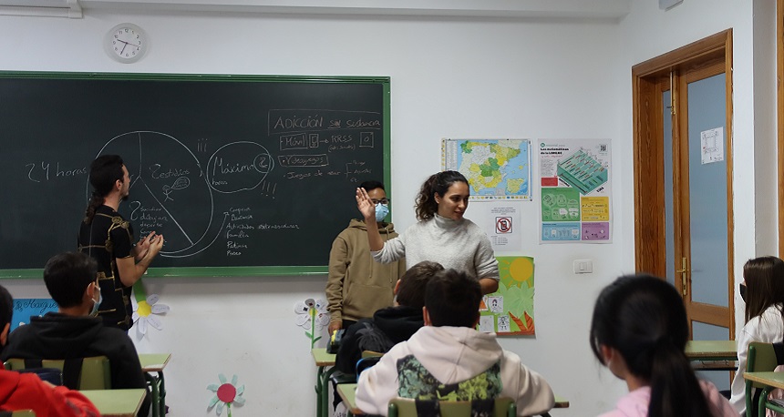 Profesionales del centro Aluesa, dependiente de la Fundación Adsis, impartiendo uno de los talleres sobre los riesgos y la prevención de las adicciones a las tecnologías .