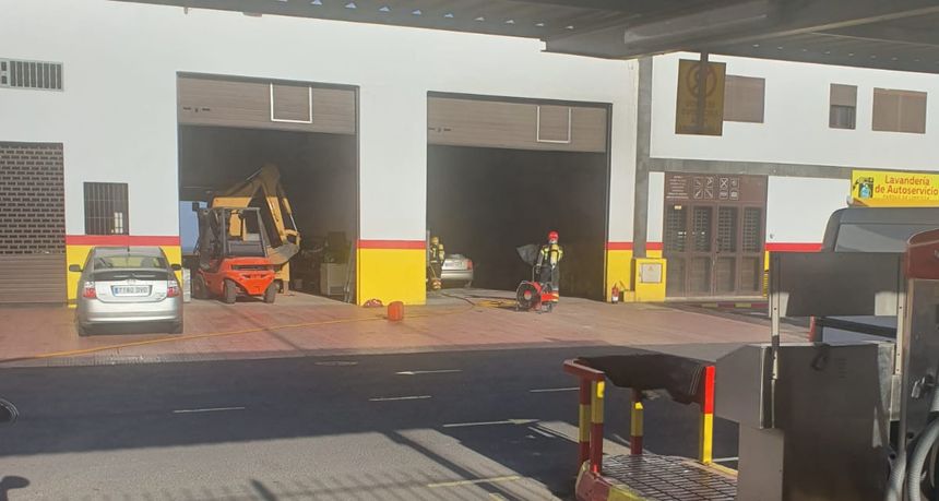 Los bomberos en el interior del taller una vez que controlaron el incendio