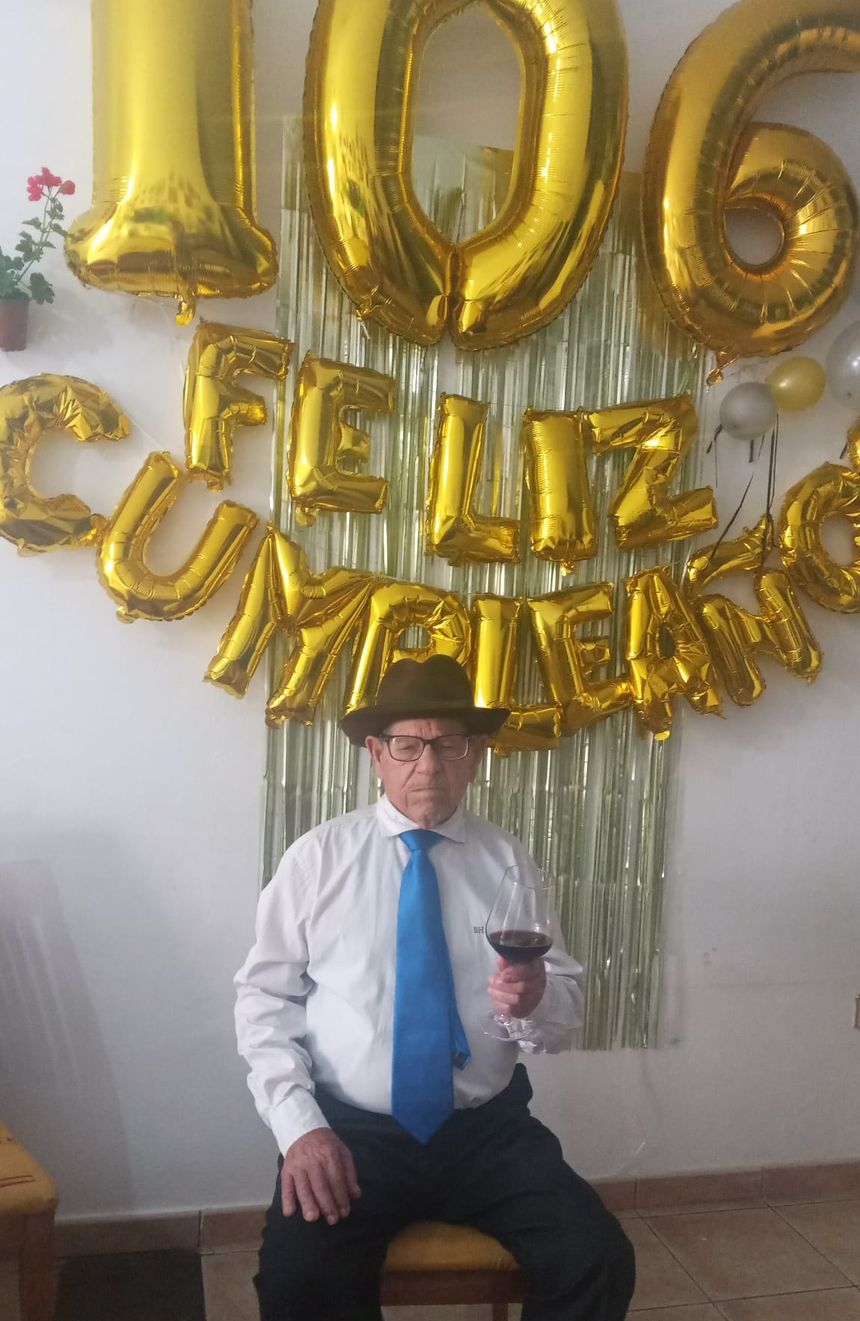 Juan Machín brindando con vino tinto de la tierra en su casa de Arrecife.