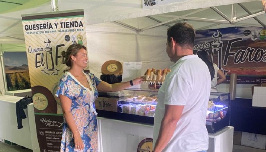 Olivia Duque junto a un puesto de la quesería El Faro.