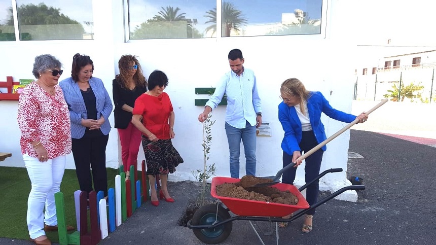 Diferentes personalidades políticas plantando un olivo.