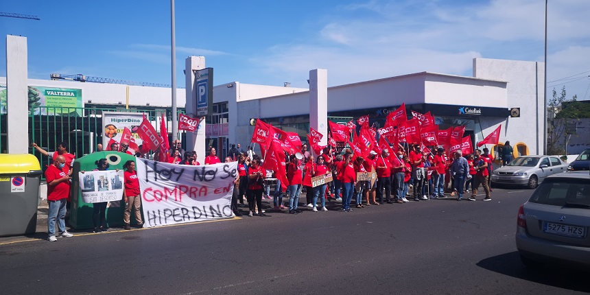 Manifestantes de CCOO protestando en Valterra.
